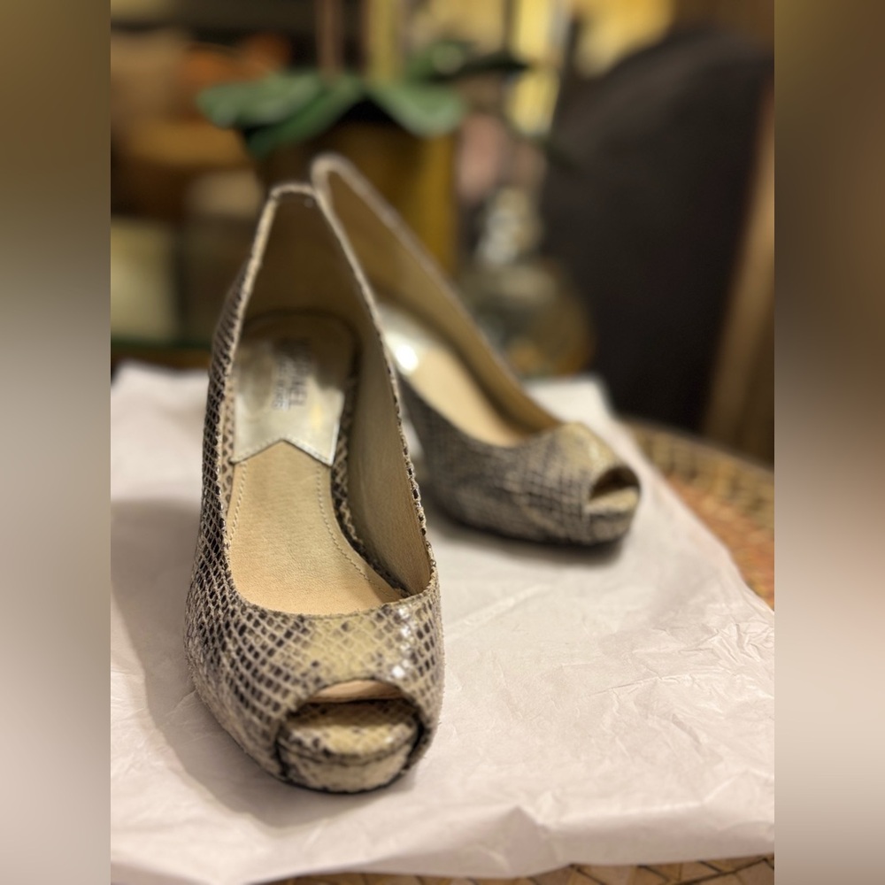 MICHAEL Michael Kors 3” Peep Toes with hidden 0.75” platform SIZE 5